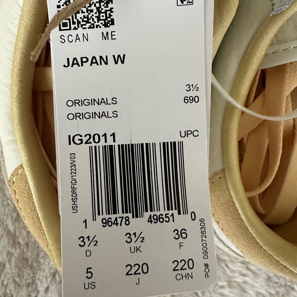 🆕✨Adidas Japan Sneakers in White and Gold Classics 💛✨🤩 - Picture 7 of 8